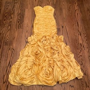 Mermaid yellow gown